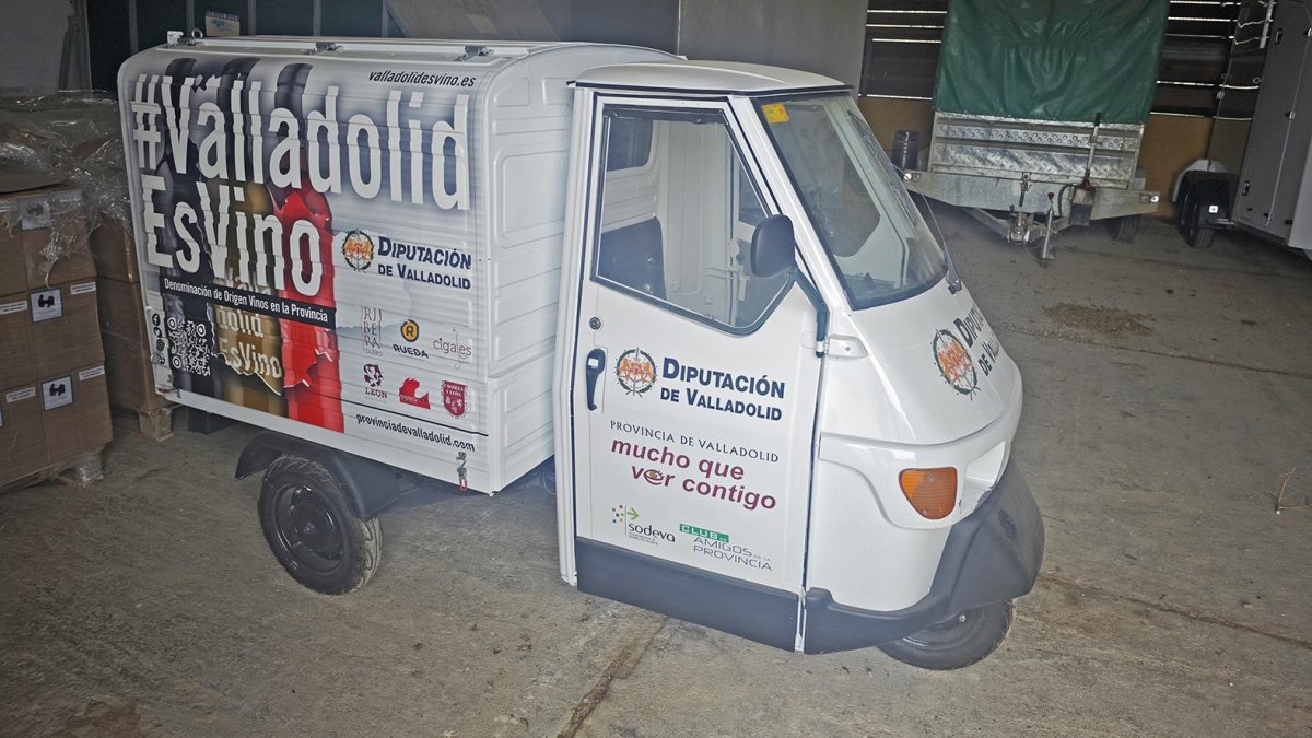 Ciclomotor Piaggio de la Diputación de Valladolid tuneado y en un almacén en Matallana.