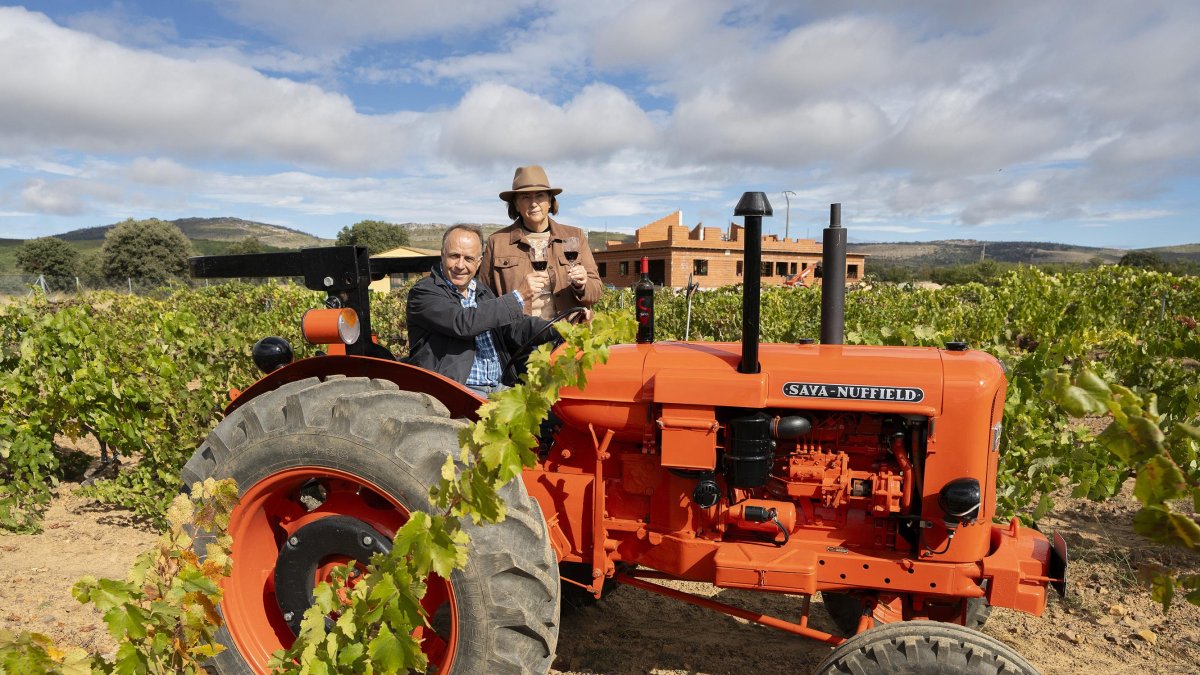 Paco Santos y Angélica Rivera, con el viejo tractor delante del Hotel-bodega en Sarracín de Aliste.