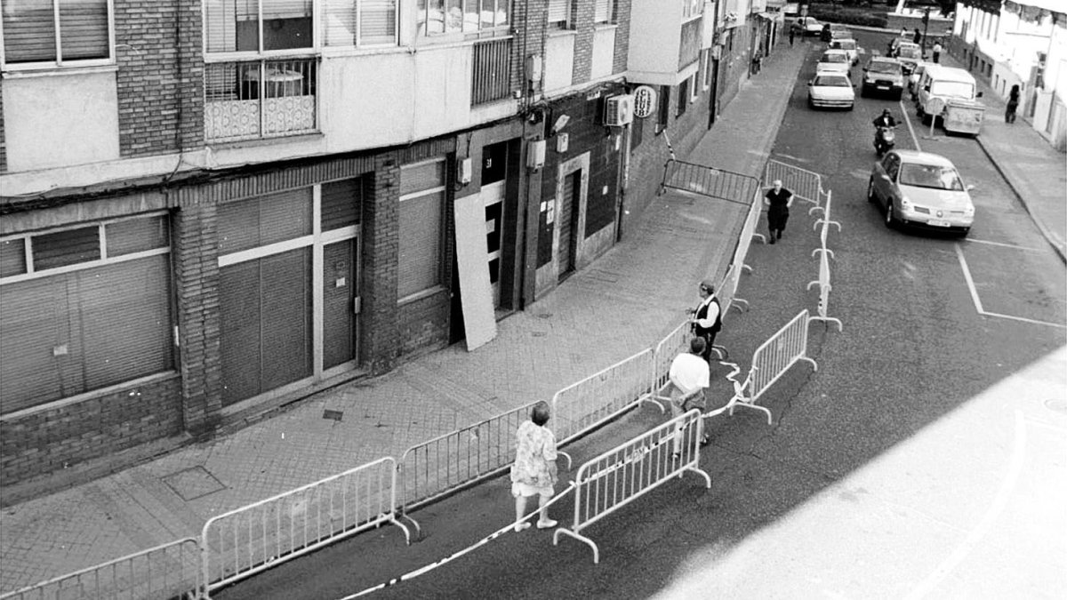 Vallas protectoras que rodean el portal de la Calle Nicolás Salmerón