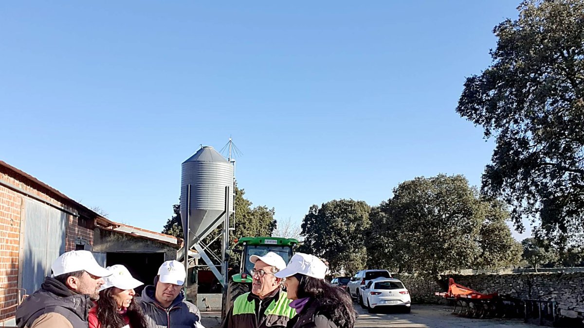 El primer grupo de jóvenes agricultores inicia estancias formativas en una de las 16 granjas escogidas