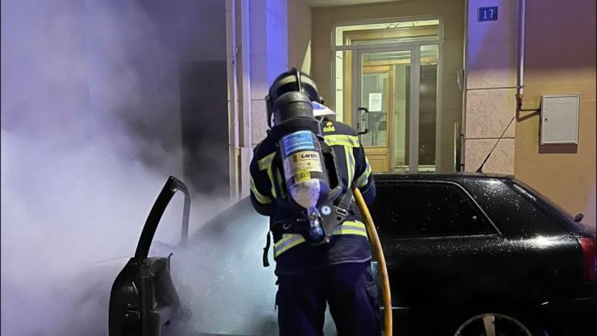 Uno de los bomberos de la Diputación interviniendo en el incendio del vehículo.