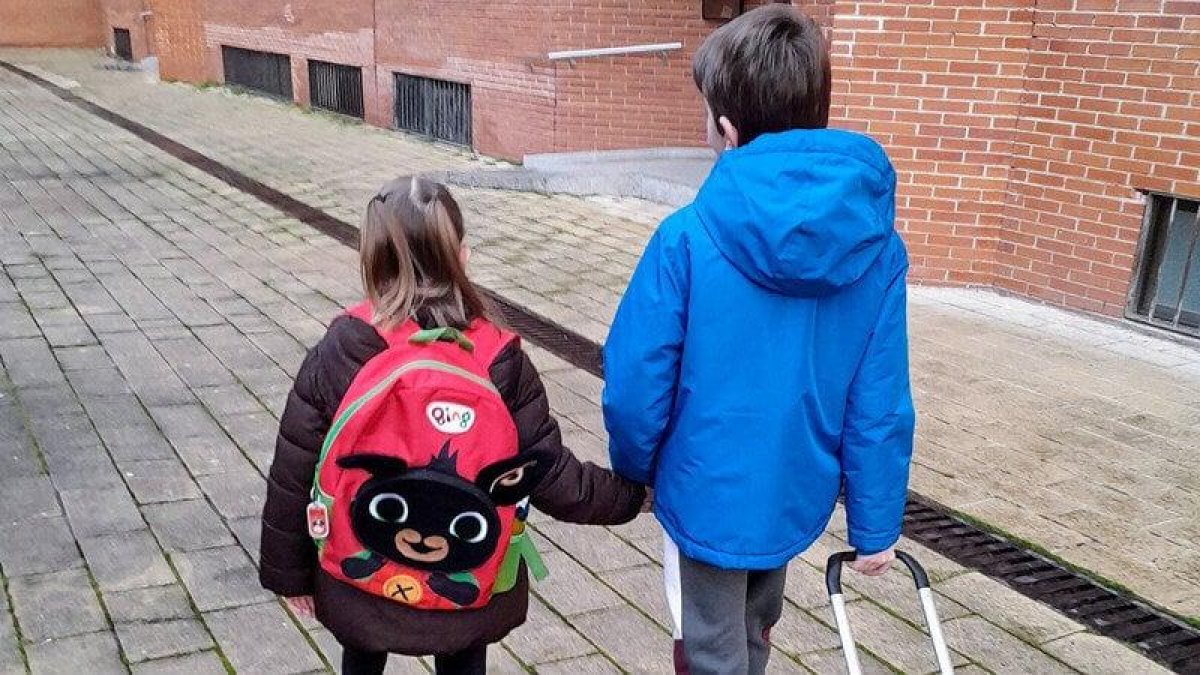 La familia de Noa reclama los apoyos para su hija en el colegio de Valladolid donde estudian ella y su hermano mayor.