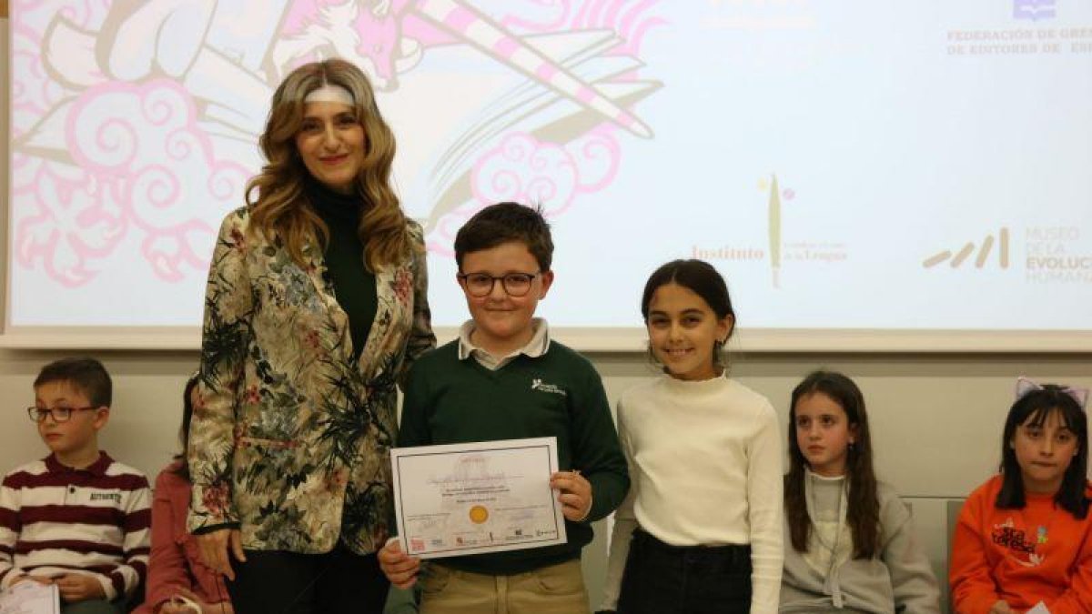 Mar Sancho junto a Alejandro de Diego Aguilar, el representante de Castilla y León para la final nacional del concurso.