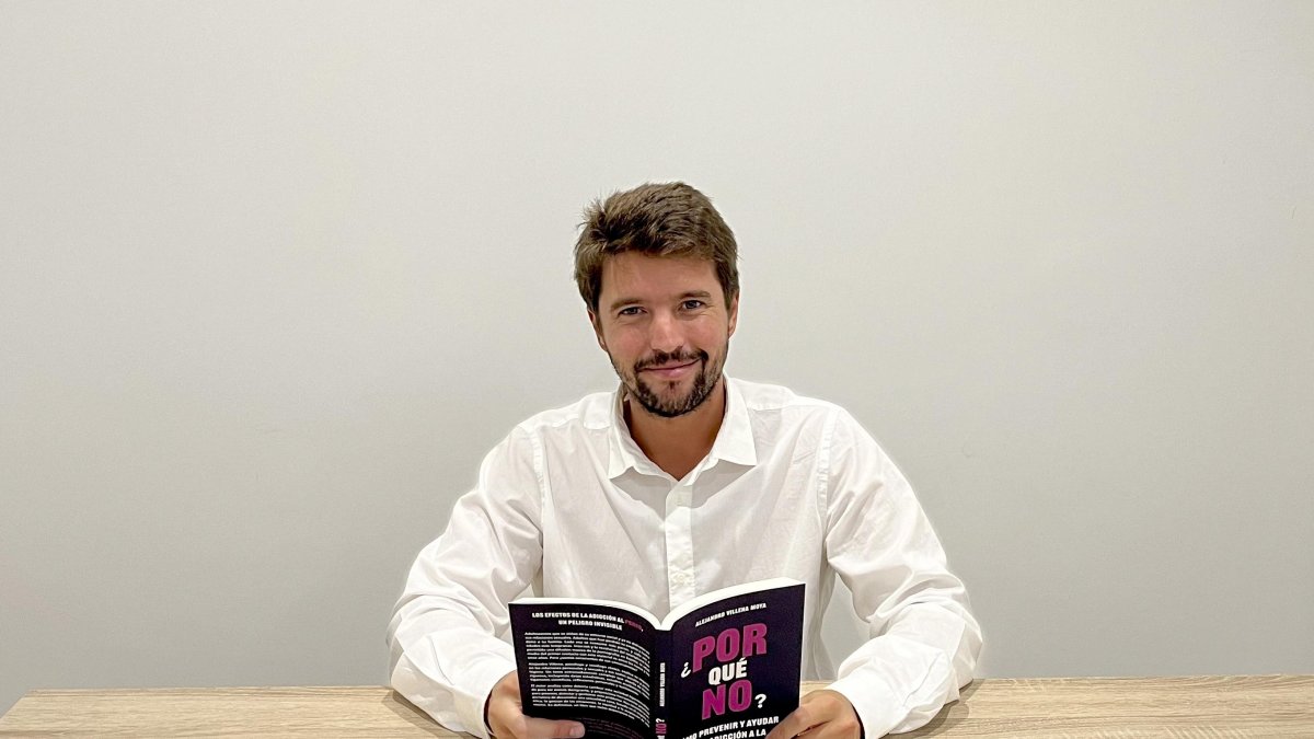 Alejandro Villena, sexólogo y miembro del Comité de Expertos del Gobierno, junto a su libro ‘¿POR qué NO? Cómo prevenir y ayudar en la adicción a la pornografía’
