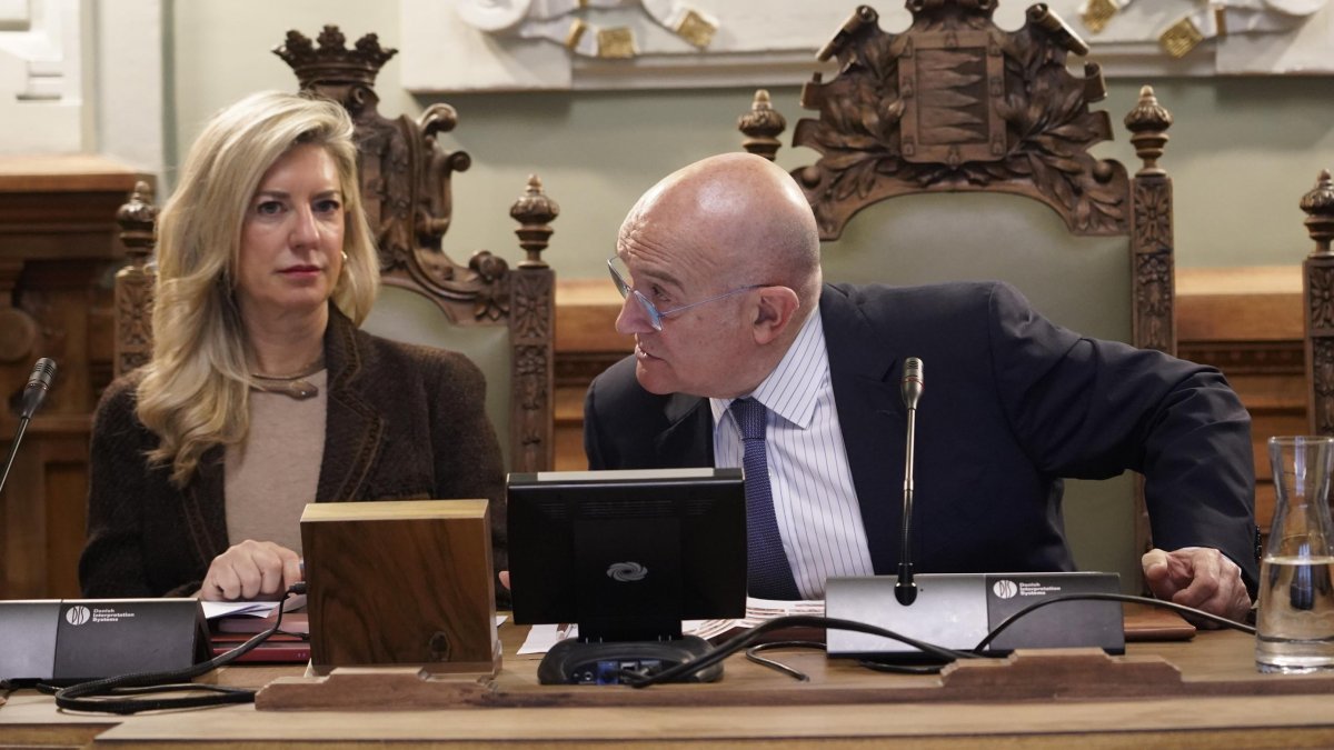 Irene Carvajal y Jesús Julio Carnero en el Ayuntamiento de Valladolid.