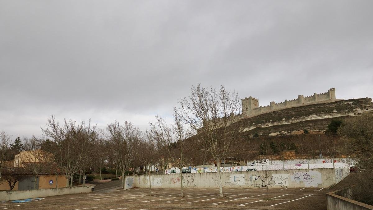 Parking disuasorio desde donde partirá el bus para subir al castillo de Peñafiel.