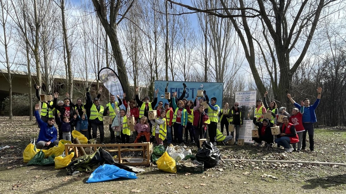 Voluntarios de Valladolid limpian el río Pisuerga.