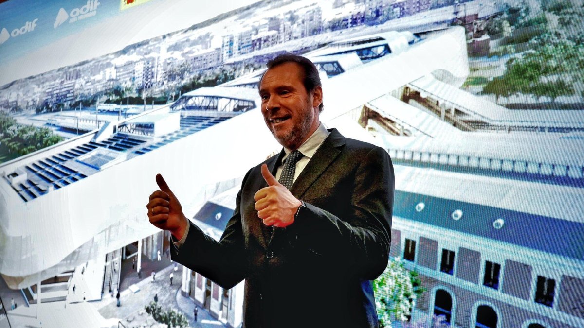 Óscar Puente en un momento de la presentación de la nueva estación de trenes de Campo Grande en Valladolid.