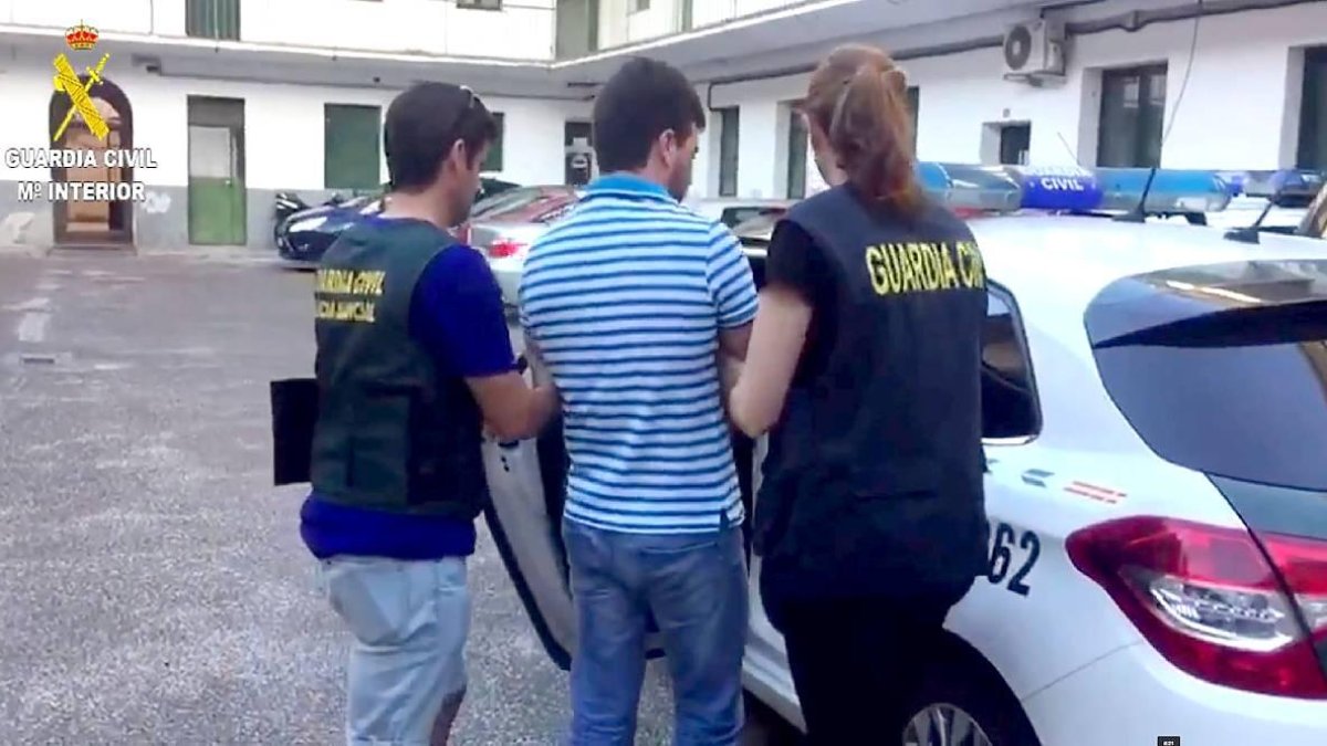 Momento de la detención de Ángel Benito Moreno el 27 de junio de 2018 en Talavera de la Reina, tras pasar casi tres años huido de la Justicia. GUARDIA CIVIL