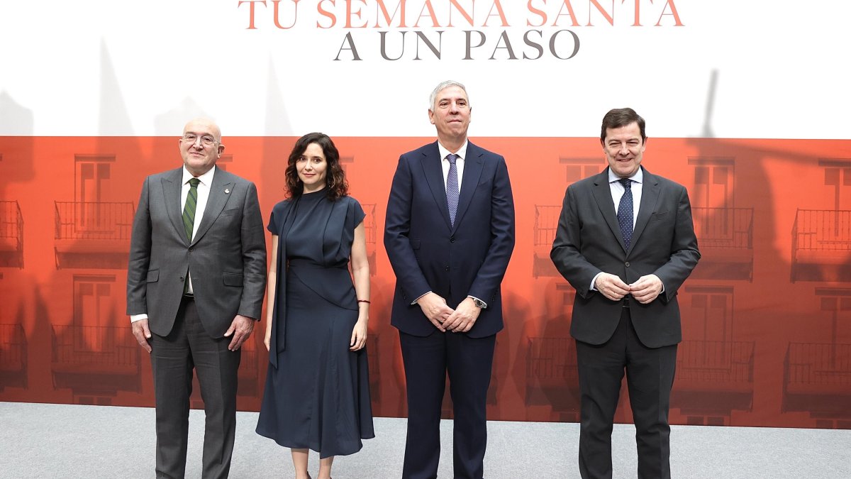 El alcalde de Valladolid, la presidenta Ayuso, José Vicente de los Mozos y el presidente de la Junta de Castilla y León, ayer en Madrid.
