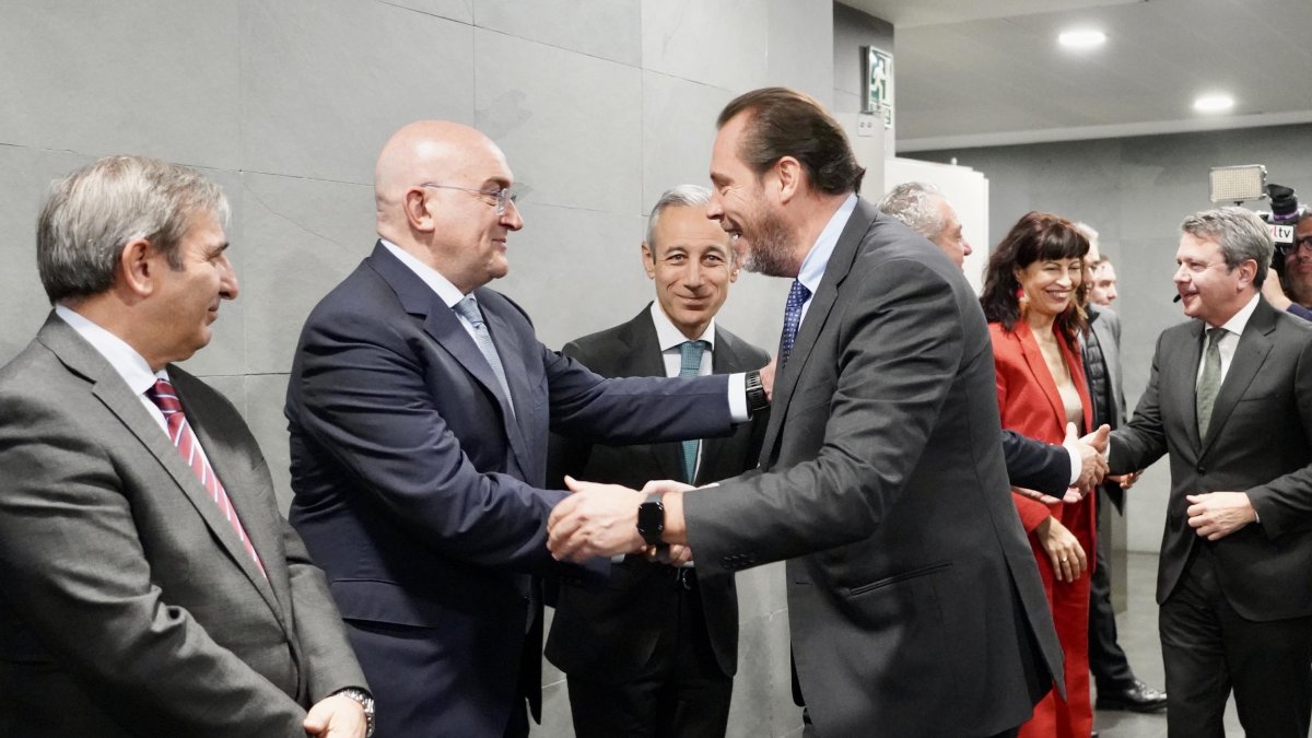 El ministro de Transportes y Movilidad Sostenible, Óscar Puente,saluda al alcalde de Valladolid, Jesús Julio Carnero, antes de la presentación