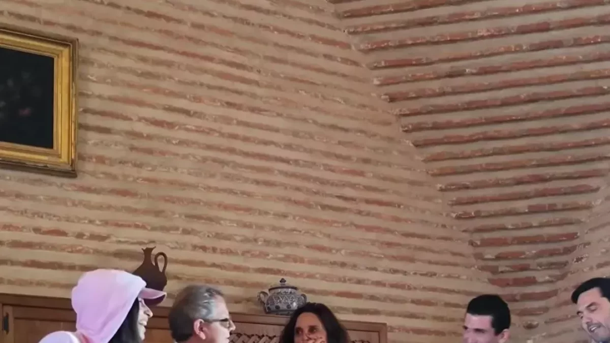 Carolina Yuste y Jaime Lorente flanquean a los recién casados: Óscar de la Fuente y Esther Ortega.