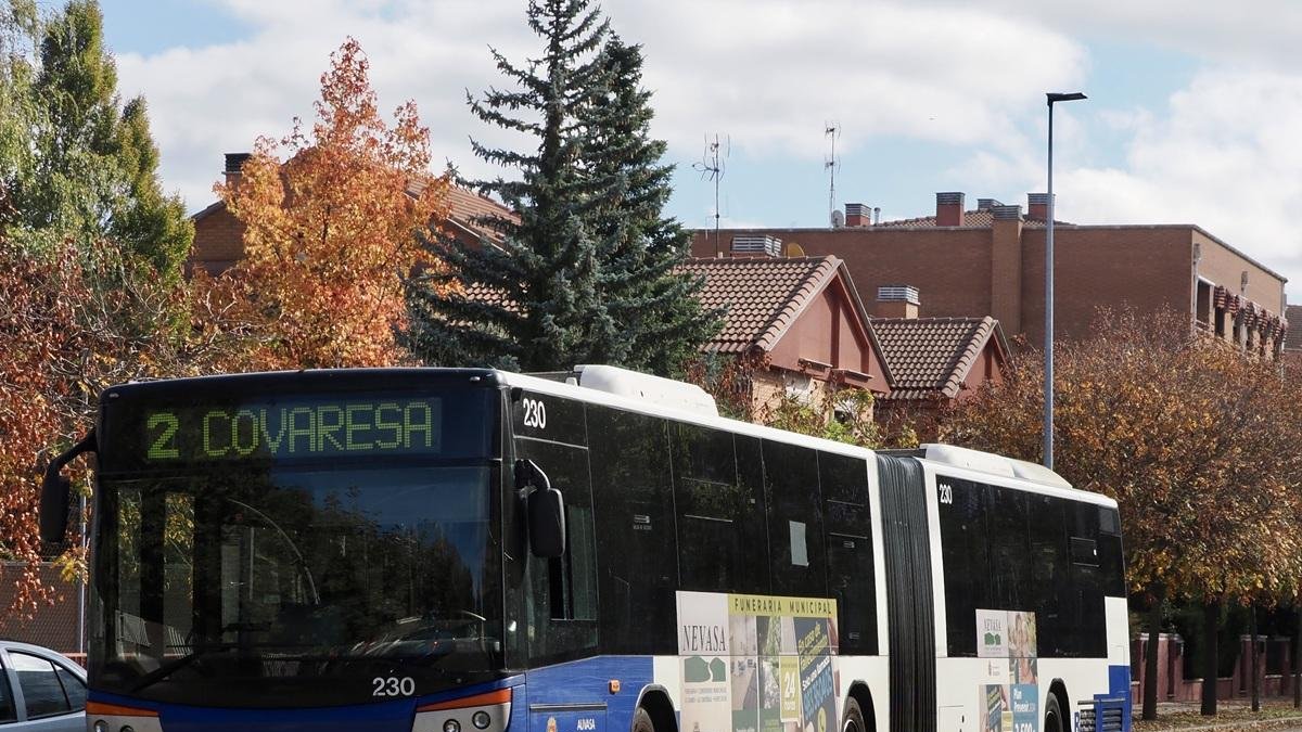 Uno de los autobuses articulados que se retirará de la circulación cuando lleguen los nuevos.