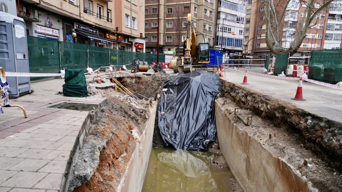 Desmantelamiento de la gasolinera de la Plaza Circular de Valladolid.
