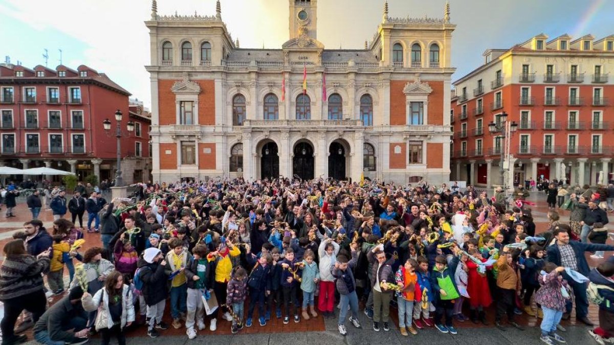Concentración de scouts en plaza Mayor