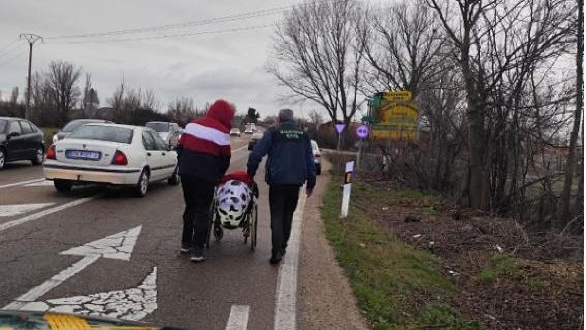 Un agente de la Guardia Civil acompañando al hombre tras ser localizado.