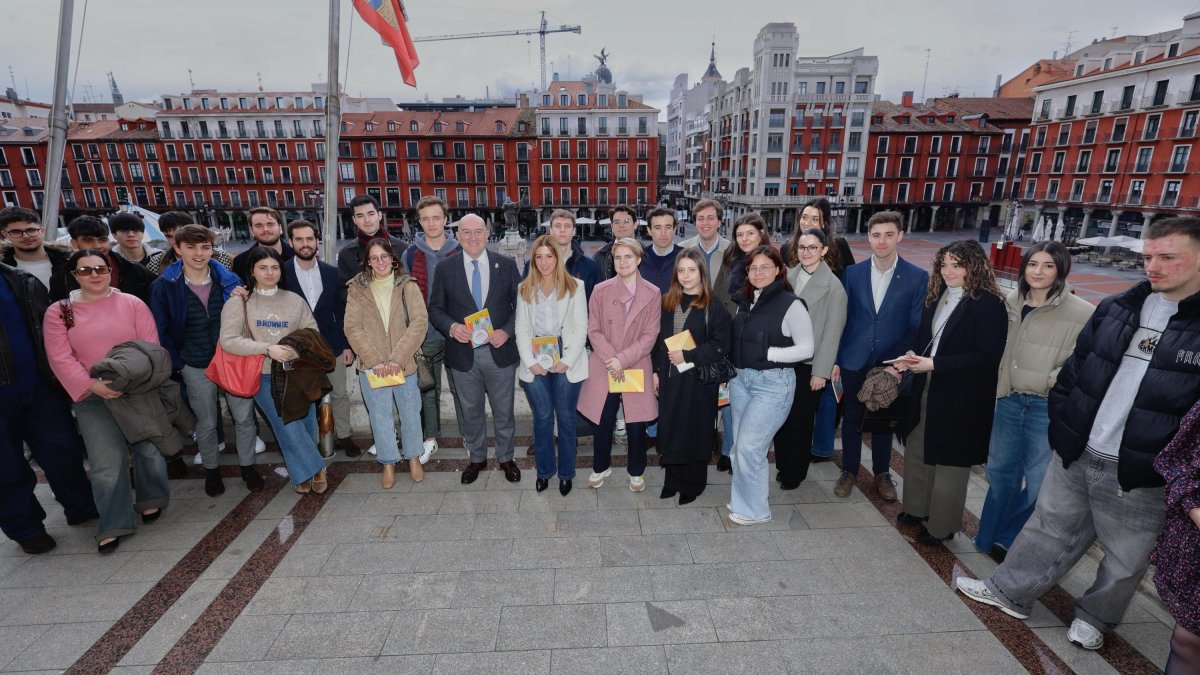 Foto de familia durante la presentación del Plan de Juventud.