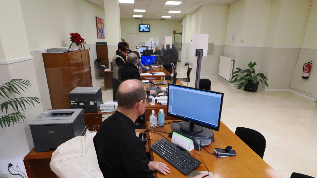 Funcionarios en la oficina de recaudación de Santa Ana, en una imagen de archivo.