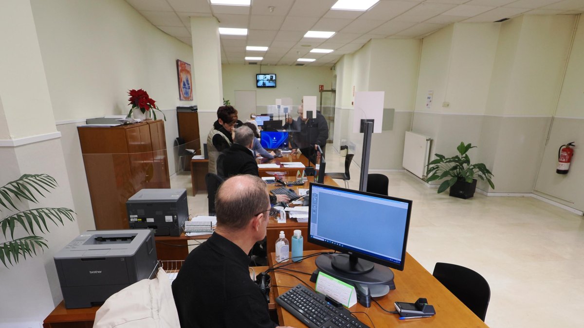 Funcionarios en la oficina de recaudación de Santa Ana, en una imagen de archivo.