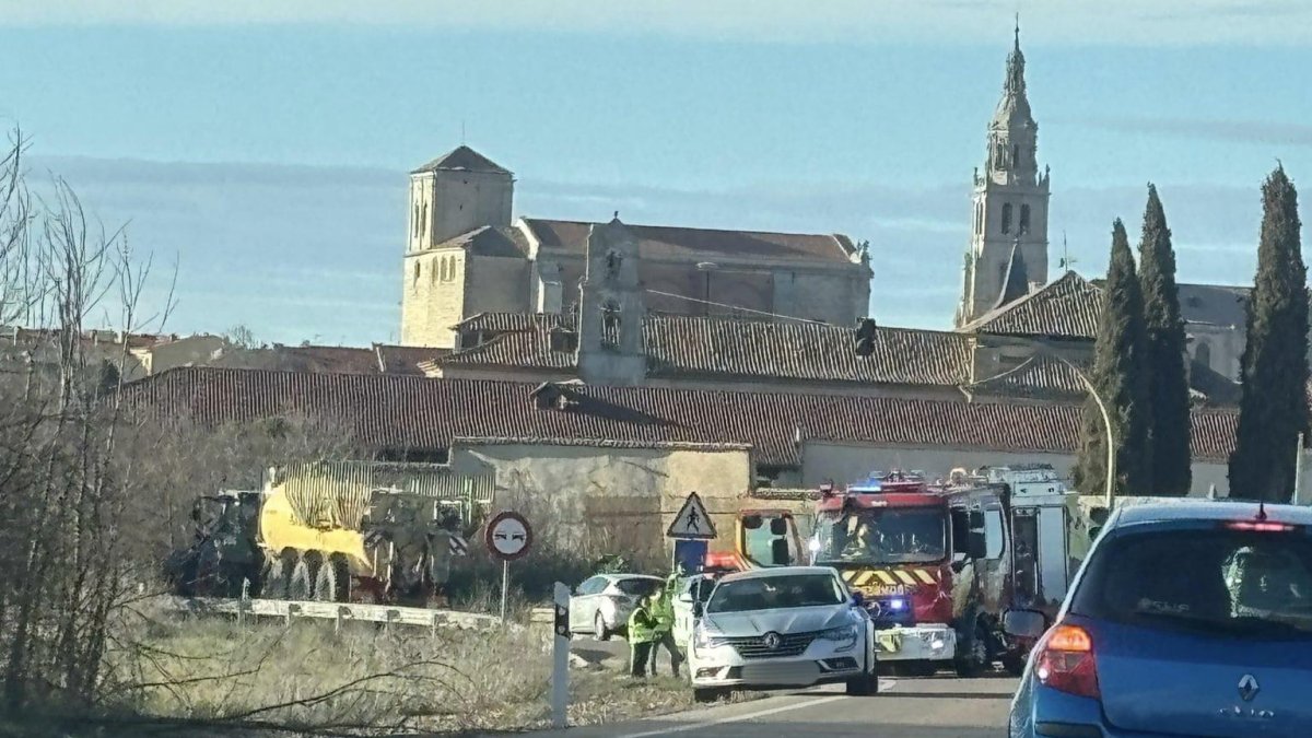Los bomberos y la Guardia Civil de Tráfico en el lugar de los hechos.