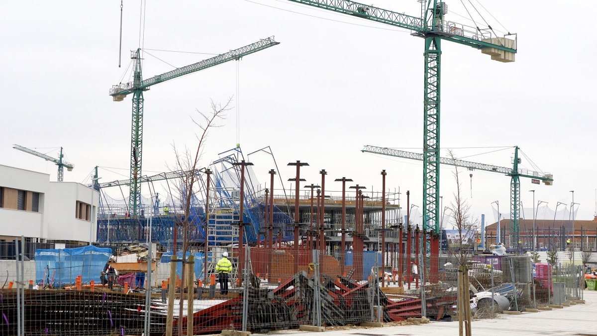 Construcción de nuevos bloques de viviendas en Valladolid en una imagen de archivo