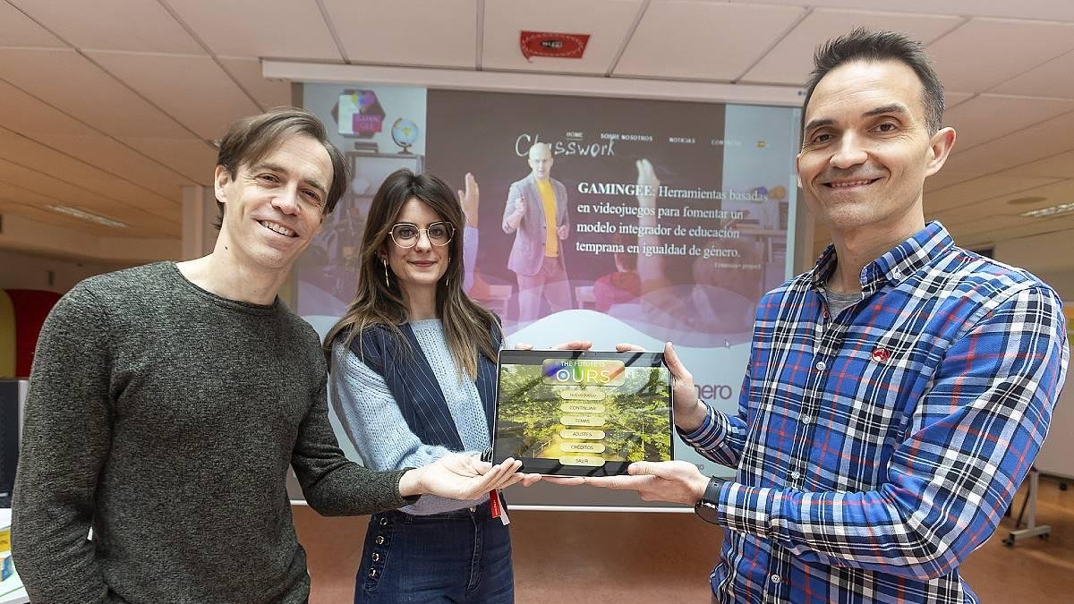Mario del Líbano posa con el videojuego y sus colaboradores. ÓSCAR CORCUERA