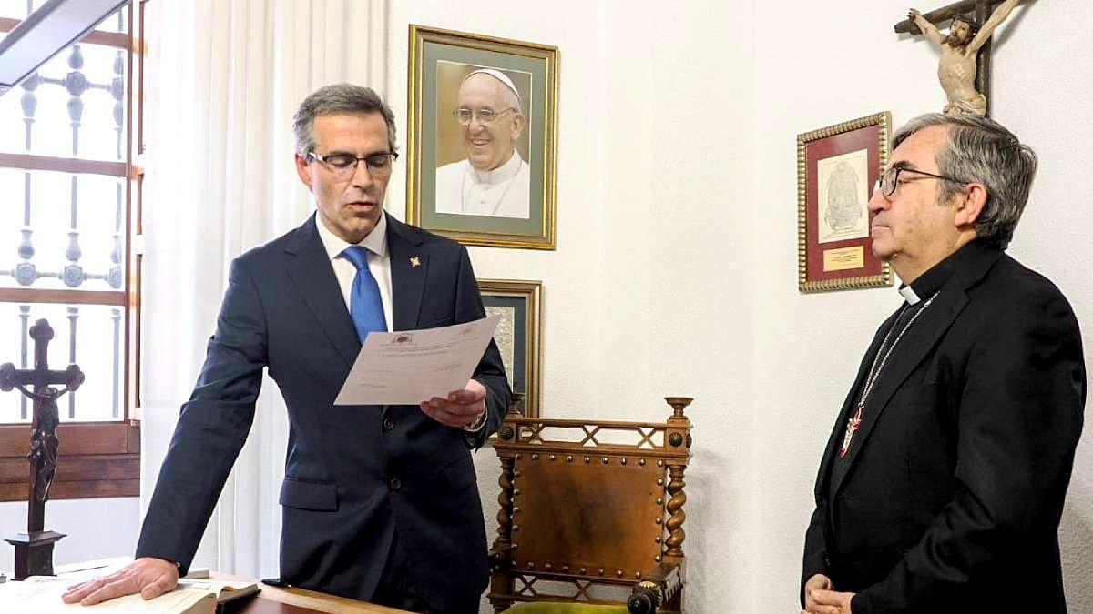 Óscar Agüera jura su cargo ante Luis Argüello como nuevo ecónomo de la Archidiócesis de Valladolid. E. M.
