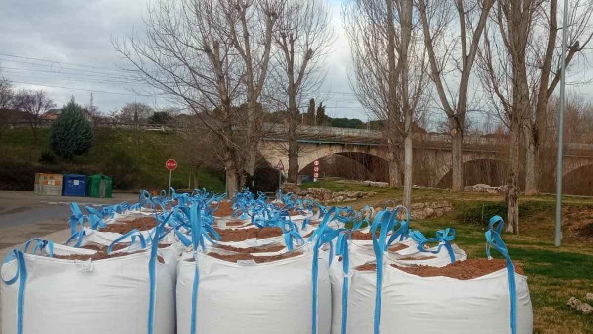 Sacas de arena preparadas en Viana de Cega 