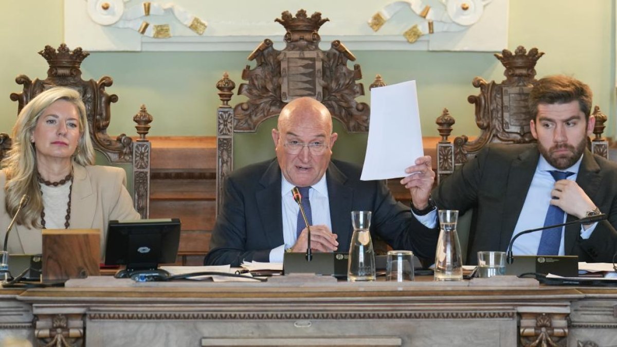 Irene Carvajal, Jesús Julio Carnero y Francisco Blanco en el Ayuntamiento de Valladolid.