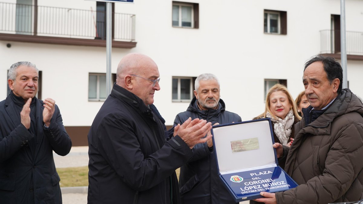 El alcalde de Valladolid entrega al hijo del coronel, Manuel López, una placa con el nombre de la plaza.