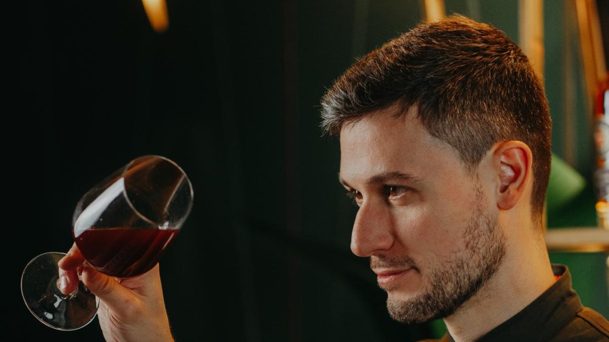 Max Vázquez contempla su cóctel Ribera, un trampantojo en copa de vino «sin rastro de uva». Abajo, Catedral. Ambos forman parte del Proyecto Niche, que puede conocerse en detalle en iculinaria.es