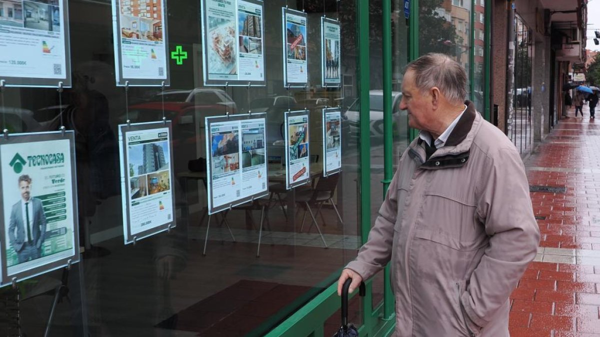 Anuncios de pisos de alquiler en una inmobiliaria de Valladolid.