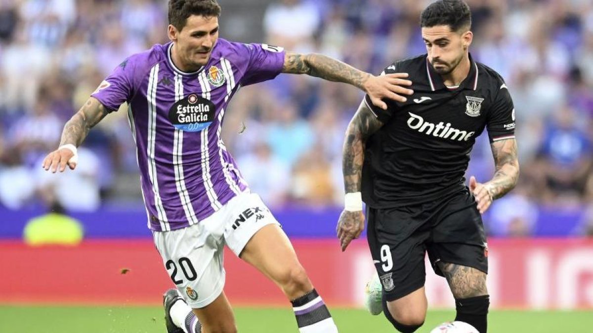 El blanquivioleta Juric pugna por el balón con Miguel, vallisoletano del Leganés.