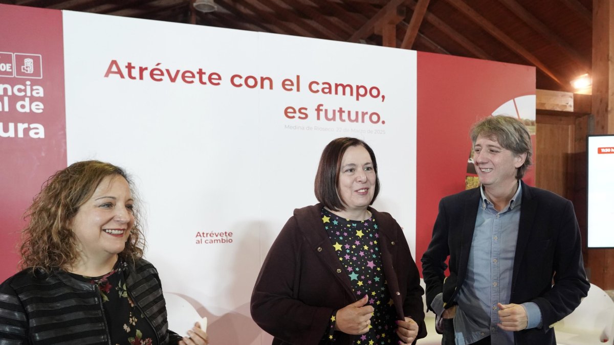 El secretario general del PSOE de Castilla y León, Carlos Martínez; la secretaria de Estado de Agricultura y Alimentación, Begoña García; y la presidenta de los socialistas europeos, Iratxe García.