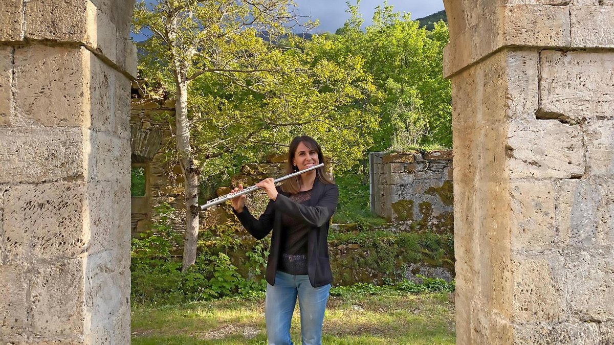 La presidenta de la Banda “Ciudad de Ponferrada”, Ana Beatriz Silva, toca su flauta travesera.