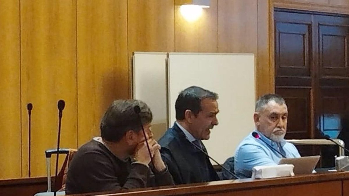 Los dos militares acusados de usar explosivo real en cursillos privados sostienen que era mera plastilina inocua