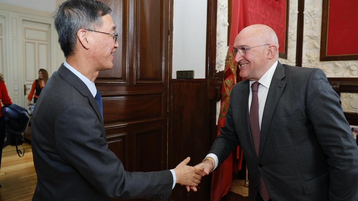 El alcalde, Jesús Julio Carnero, saluda al embajador de China en España, Yao Jing.