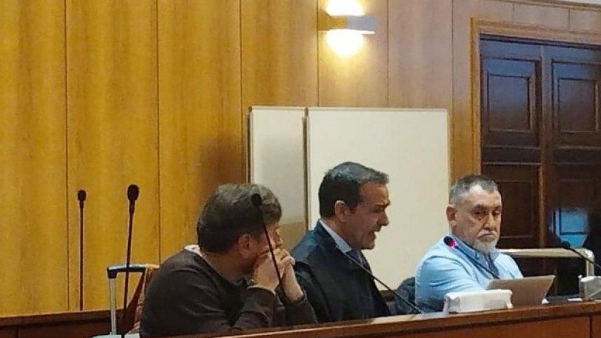 Los dos militares acusados sostienen que era plastilina inocua.