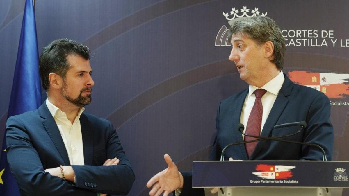 Luis Tudanca y Carlos Martínez, en una imagen de archivo durante una comparecencia en las Cortes.