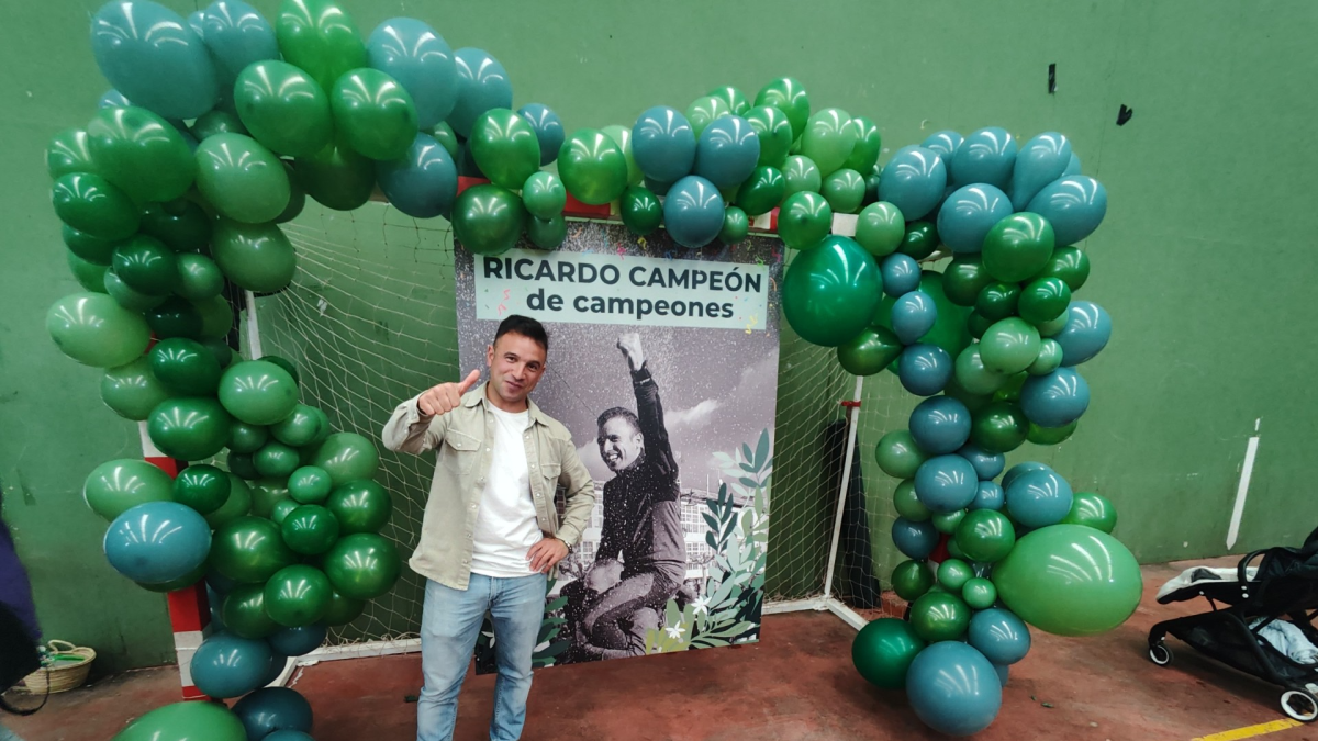 Ricardo Ramos Rilova recibe el reconocimiento.