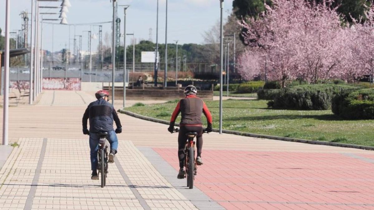 Hombres en bicicleta, en una foto de archivo.