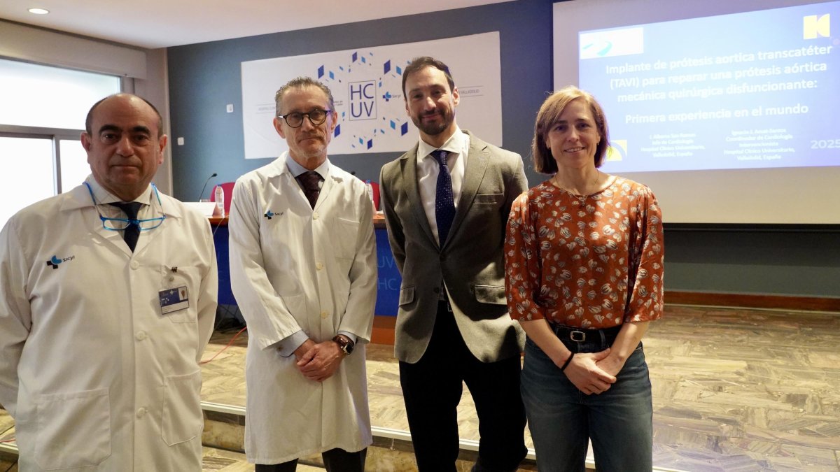 El gerente del Hospital Clínico Universitario de Valladolid, José Antonio Arranz Velasco, acompañado por miembros del equipo médico detrás de este hito médico.