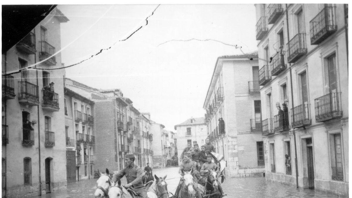 Una imagen de unos militares en la calle Marqués del Duero, anegada en las inundaciones de 1924