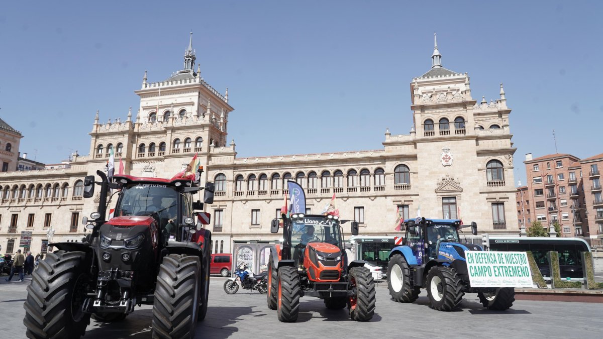 Caravana de tractores extremeños que se dirige a Bruselas en la plaza Zorrilla de Valladolid.