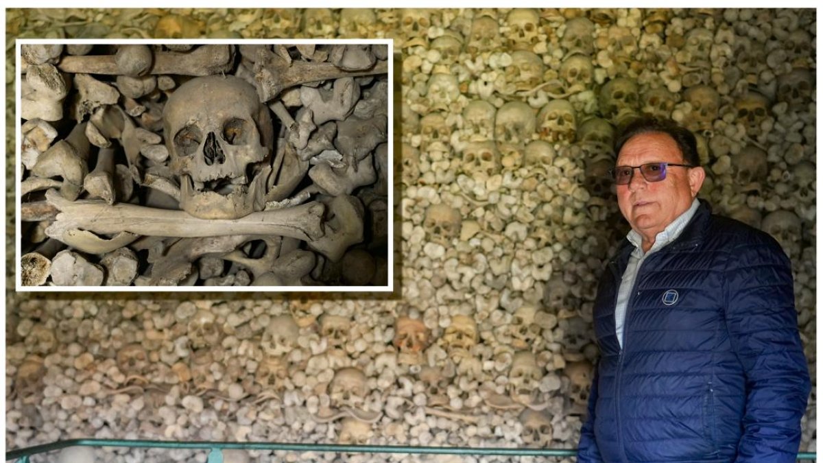 El alcalde de Wamba en el osario del pueblo.