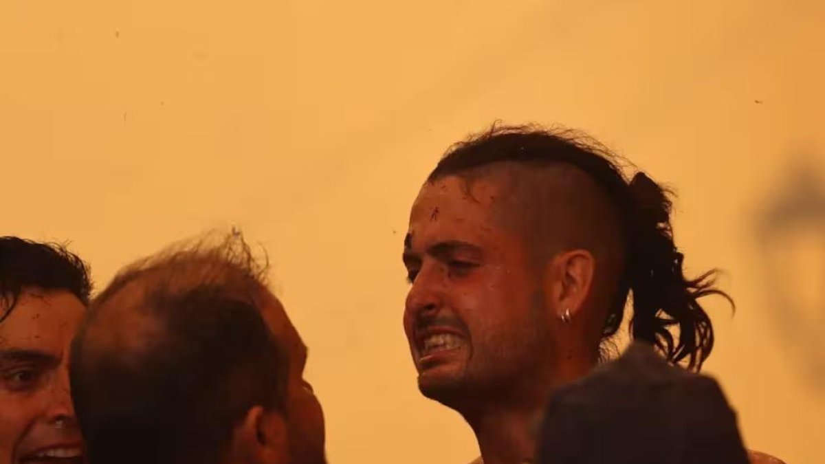 Alejandro Aranda lucha contra el fuego en Alcalá de Moncayo en 2022.