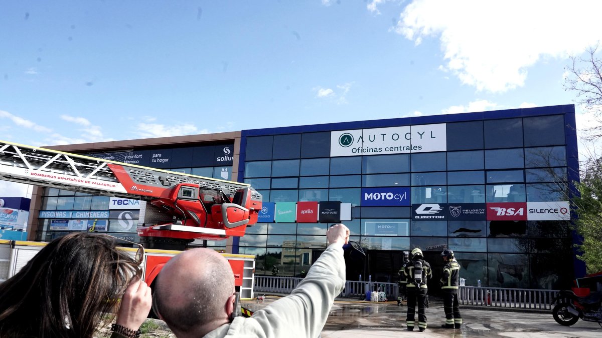 Efectivos de los Bomberos de la Diputación de Valladolid intervienen en un iIncendio en las oficinas de un concesionario en la N-601, en Zaratán (Valladolid)