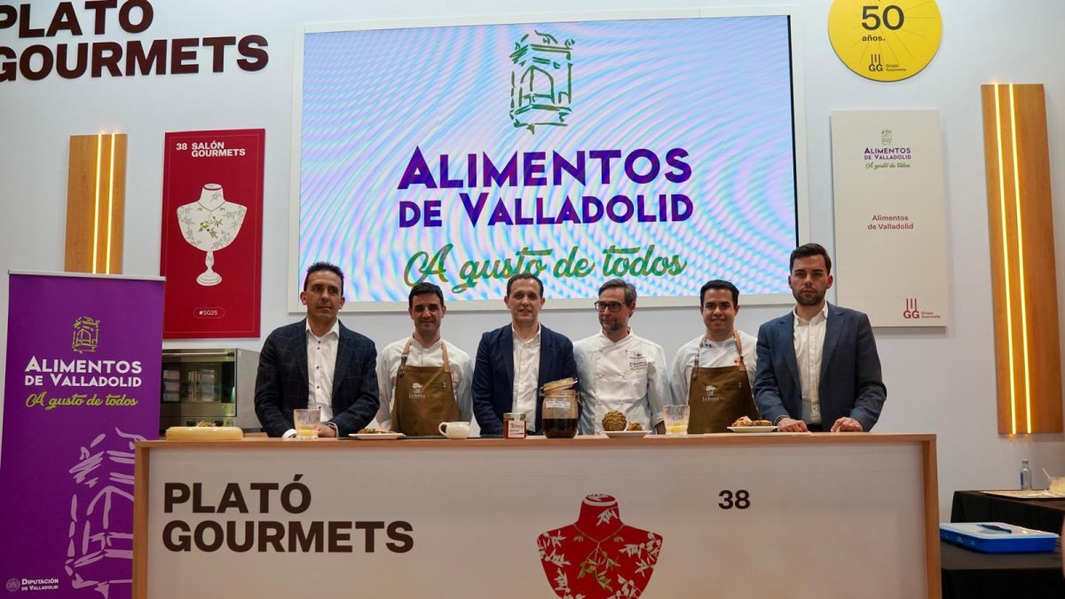 El presidente de la Diputación de Valladolid, Conrado Íscar, promociona Alimentos de Valladolid en el Salón Gourmets 2025 de la mano de Miguel Ángel de la Cruz