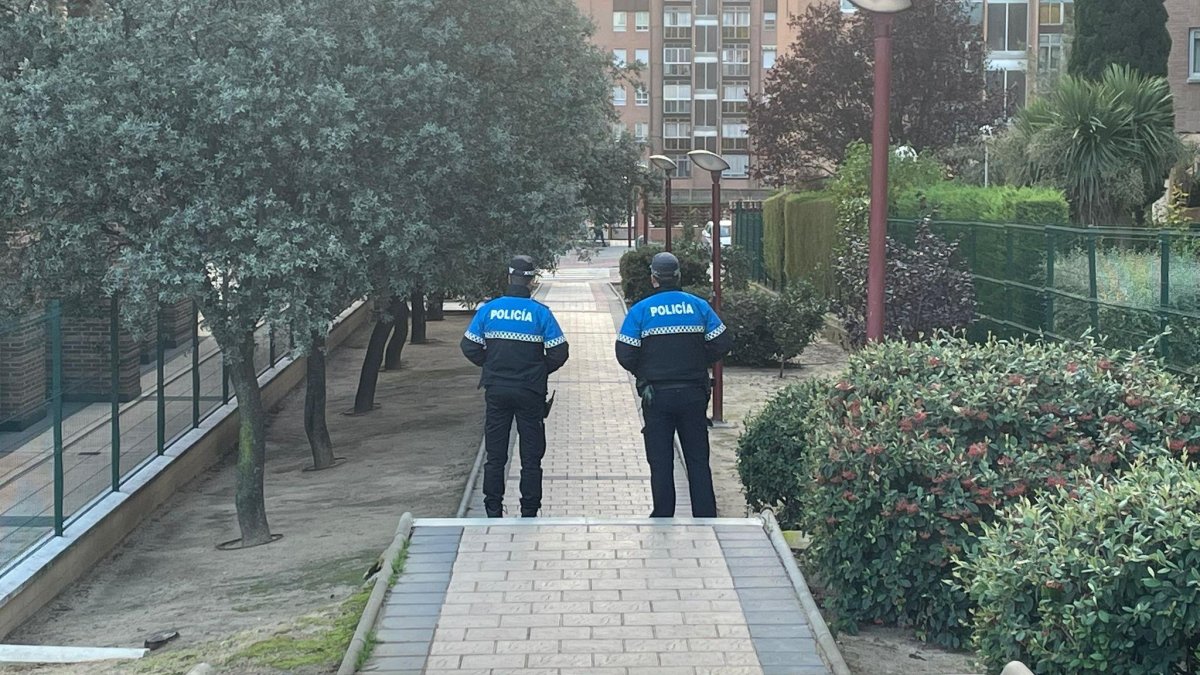 Dos agentes de la Policía Local paseando por Valladolid