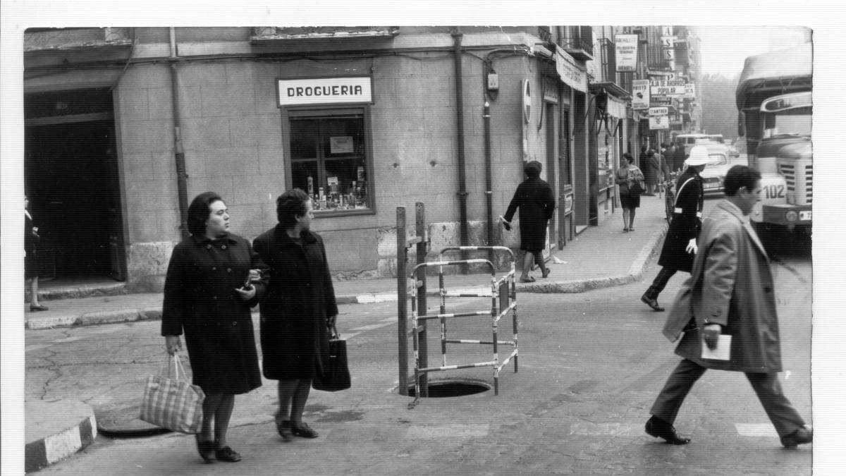 Vista de la plaza Cruz Verde de Valladolid desde la calle José María Lacort en los 60